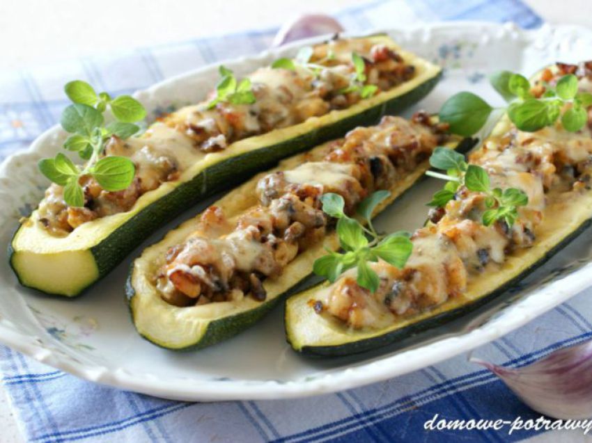 Cukinia faszerowana kurczakiem i pieczarkami Cukinia faszerowana kurczakiem i pieczarkami