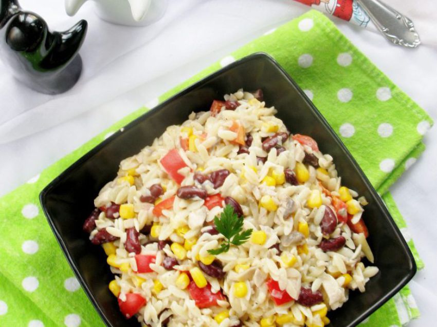 Sałatka z makaronem ryżowym orzo Sałatka z makaronem ryżowym orzo