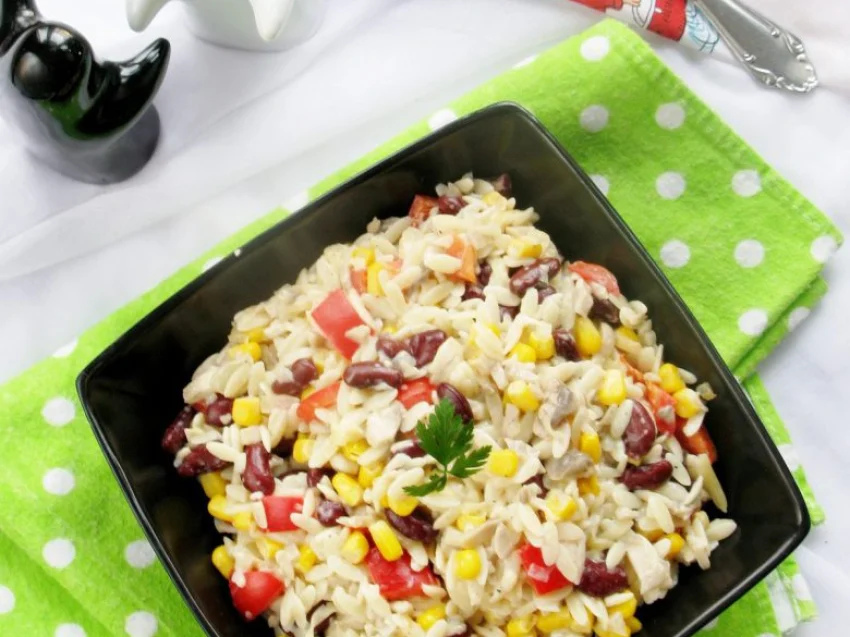 Sałatka z makaronem ryżowym orzo Sałatka z makaronem ryżowym orzo