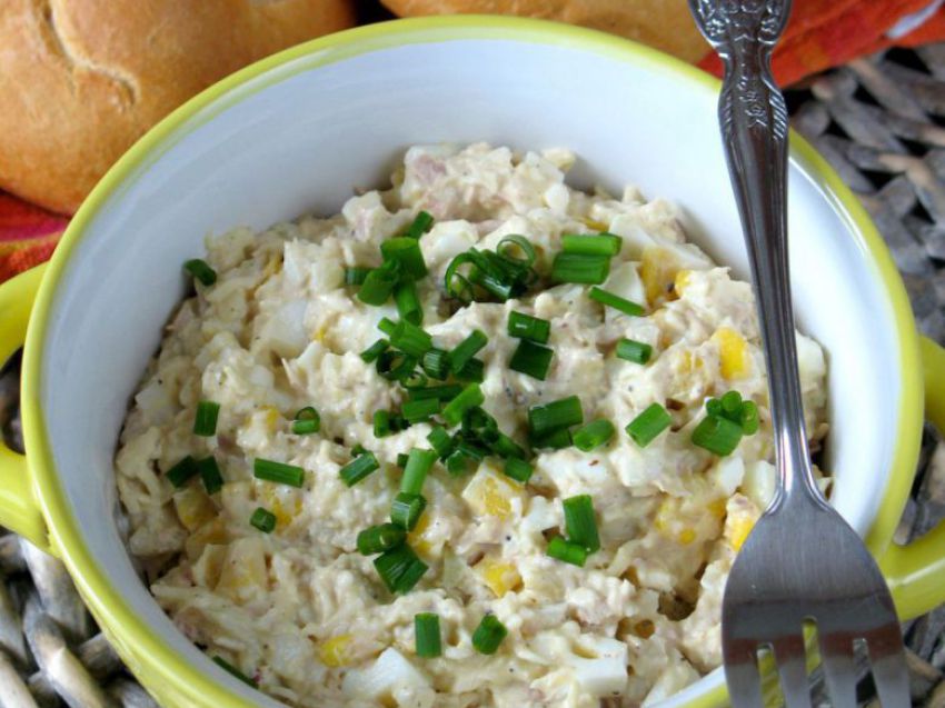 Sałatka z tuńczykiem i jajkiem Sałatka z tuńczykiem i jajkiem