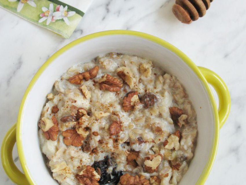 Owsianka z jabłkiem i orzechami Owsianka z jabłkiem i orzechami