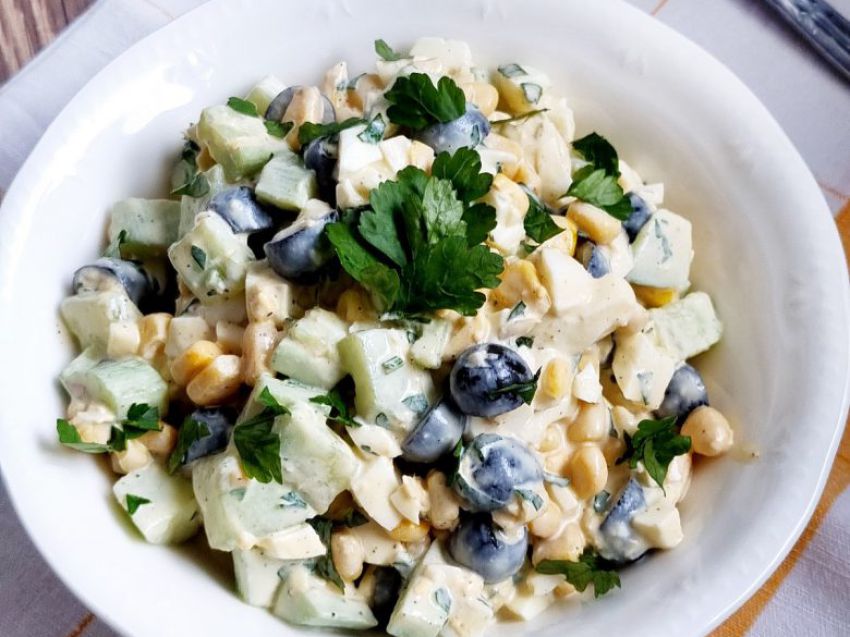 Sałatka z jajkiem i ogórkiem zielonym Sałatka z jajkiem i ogórkiem zielonym