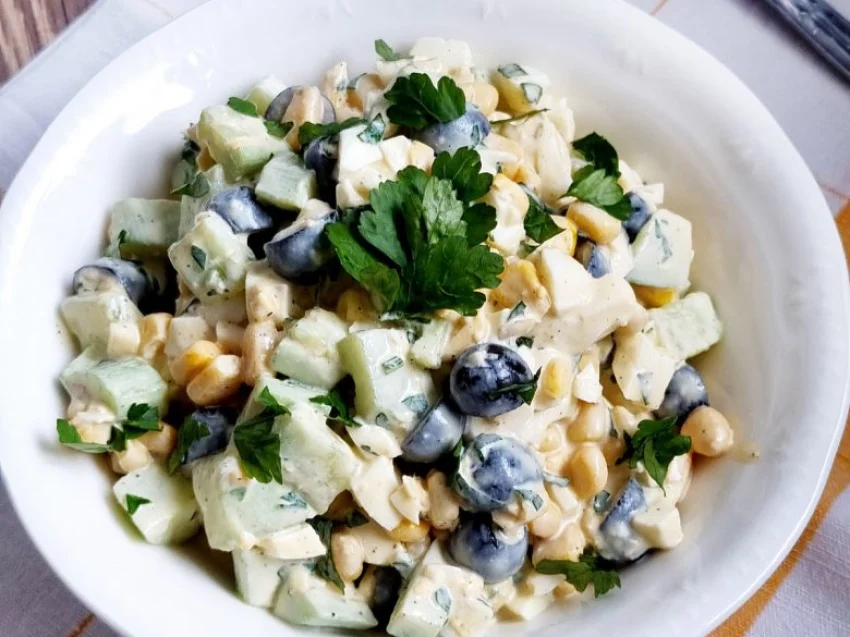 Sałatka z jajkiem i ogórkiem zielonym Sałatka z jajkiem i ogórkiem zielonym