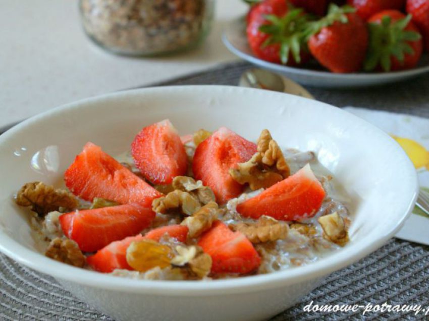 Płatki orkiszowe z truskawkami i orzechami Płatki orkiszowe z truskawkami i orzechami