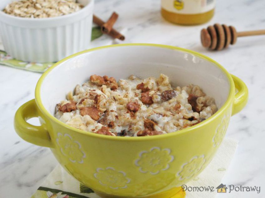 Owsianka z jabłkiem i orzechami Owsianka z jabłkiem i orzechami