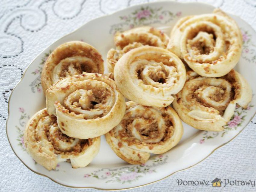 Ślimaczki z ciasta francuskiego z jabłkami i cynamonem Ślimaczki z ciasta francuskiego z jabłkami i cynamonem