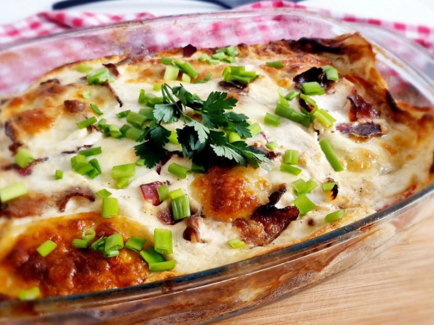 Zapiekanka ziemniaczana z mięsem mielonym i boczkiem Zapiekanka ziemniaczana z mięsem mielonym i boczkiem