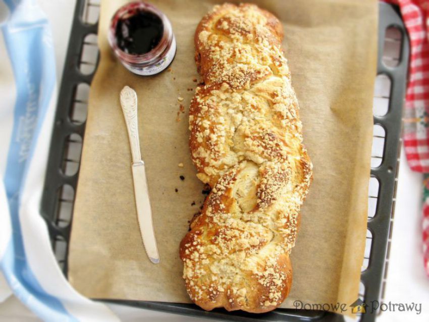 Chałka drożdżowa Chałka drożdżowa