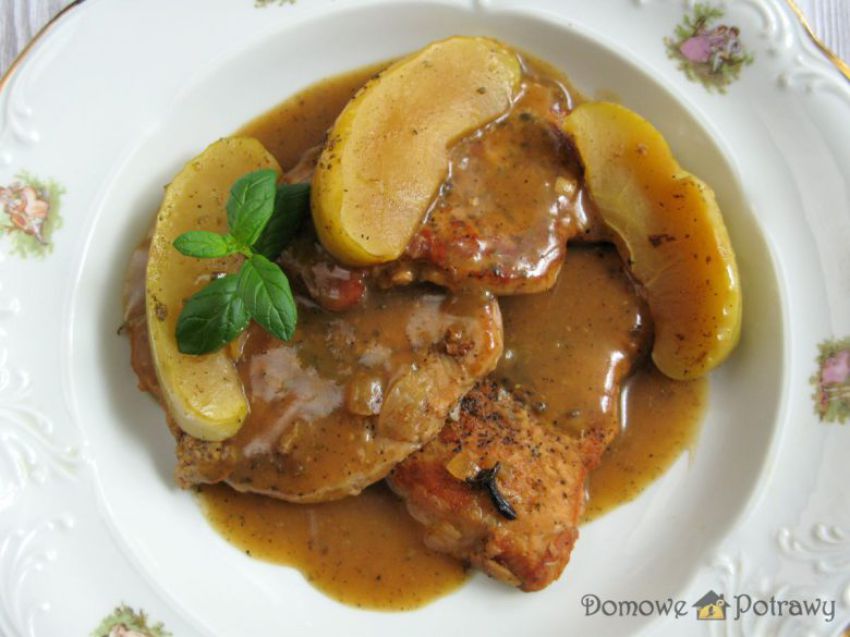Schab duszony z szałwią i jabłkami Schab duszony z szałwią i jabłkami