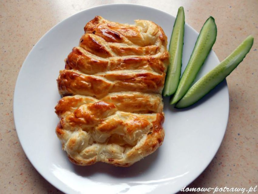 Kurczak w cieście francuskim z warzywami Kurczak w cieście francuskim z warzywami