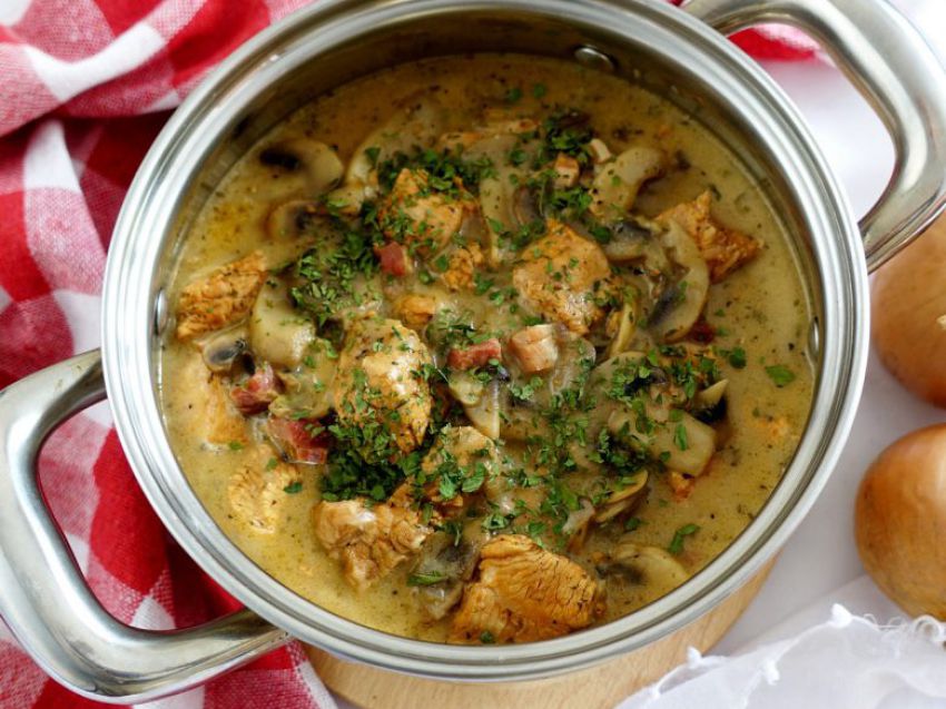 Gulasz z indyka w sosie pieczarkowym Gulasz z indyka w sosie pieczarkowym