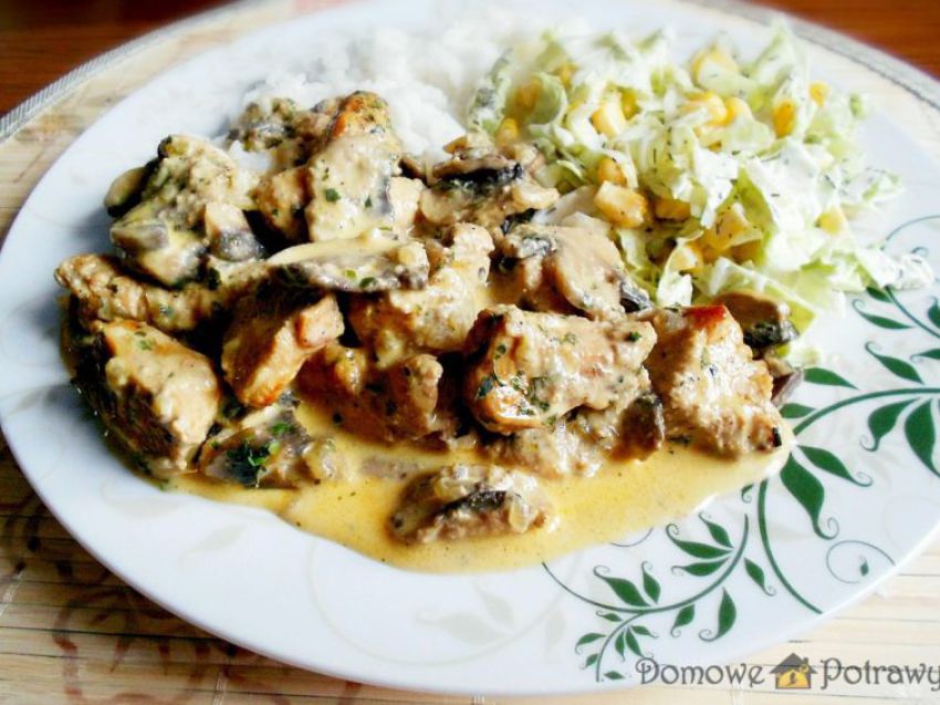 Kurczak w sosie śmietanowo-pieczarkowym Kurczak w sosie śmietanowo-pieczarkowym