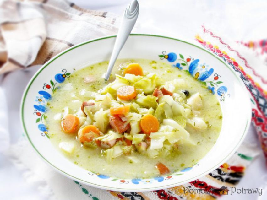 Zupa z młodej kapusty z kiełbasą Zupa z młodej kapusty z kiełbasą