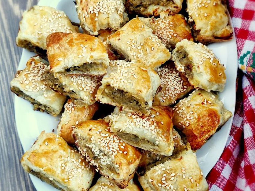 Paszteciki z ciasta francuskiego z soczewicą i pieczarkami Paszteciki z ciasta francuskiego z soczewicą i pieczarkami