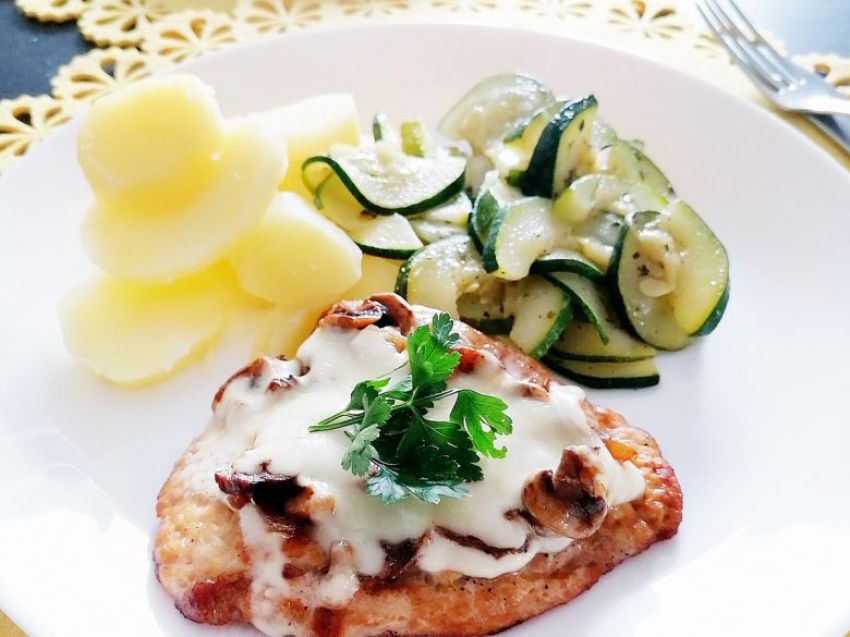 Schab zapiekany z pieczarkami i serem Schab zapiekany z pieczarkami i serem