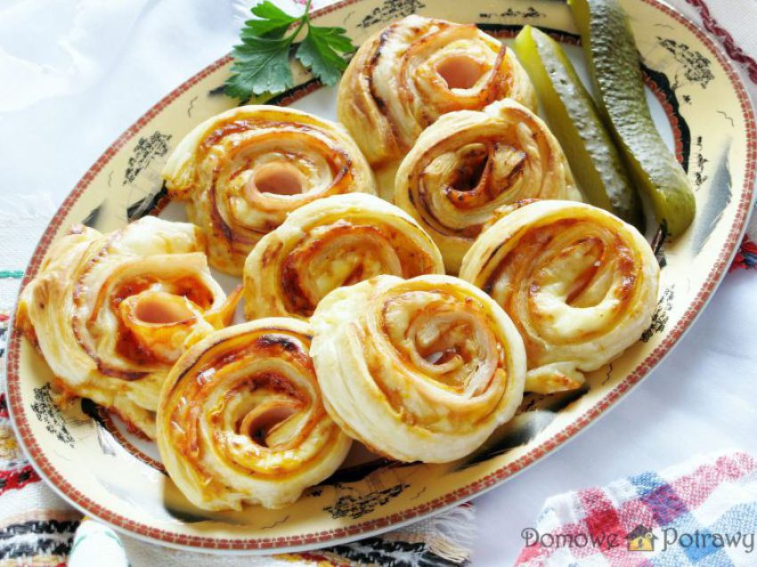 Ślimaczki z ciasta francuskiego z szynką i serem Ślimaczki z ciasta francuskiego z szynką i serem