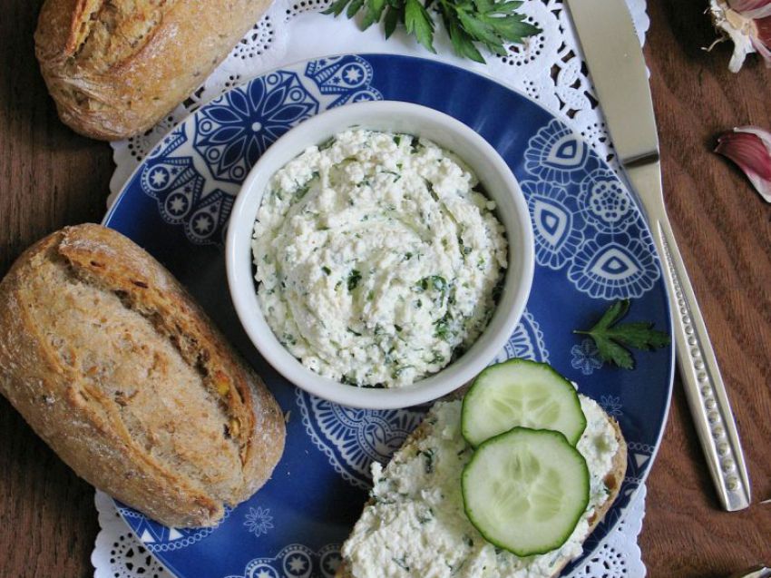 Twarożek z czosnkiem i pietruszką Twarożek z czosnkiem i pietruszką