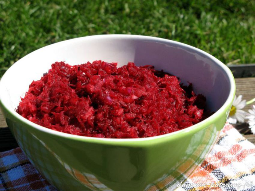 Surówka z surowych buraków i jabłka Surówka z surowych buraków i jabłka