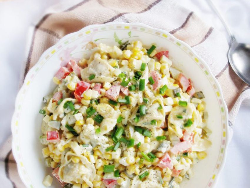 Sałatka z tortellini z jajkiem Sałatka z tortellini z jajkiem