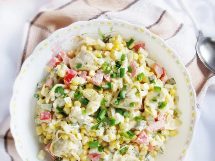Sałatka z tortellini z jajkiem Sałatka z tortellini z jajkiem