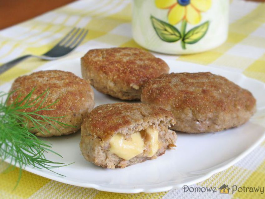 Kotlety mielone z żółtym serem Kotlety mielone z żółtym serem