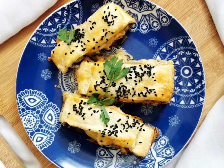 Kurczak z pieczarkami i mozzarellą w cieście francuskim Kurczak z pieczarkami i mozzarellą w cieście francuskim