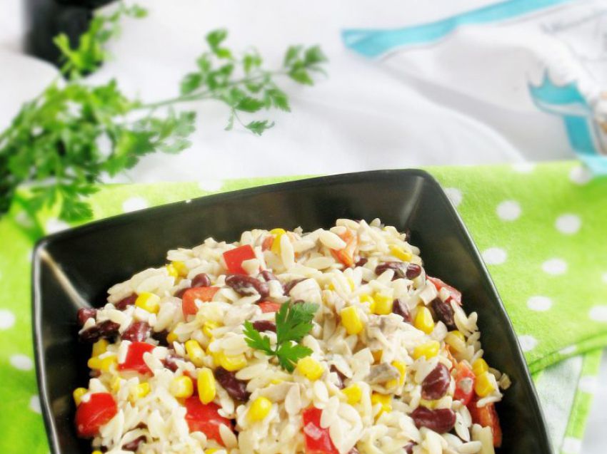 Sałatka z makaronem ryżowym orzo Sałatka z makaronem ryżowym orzo