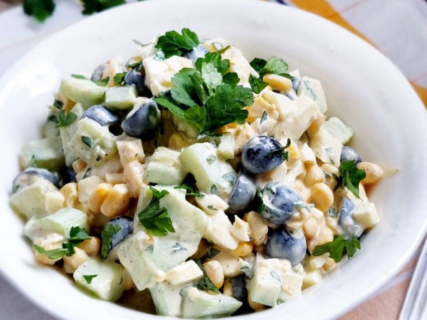 Sałatka z jajkiem i ogórkiem zielonym Sałatka z jajkiem i ogórkiem zielonym