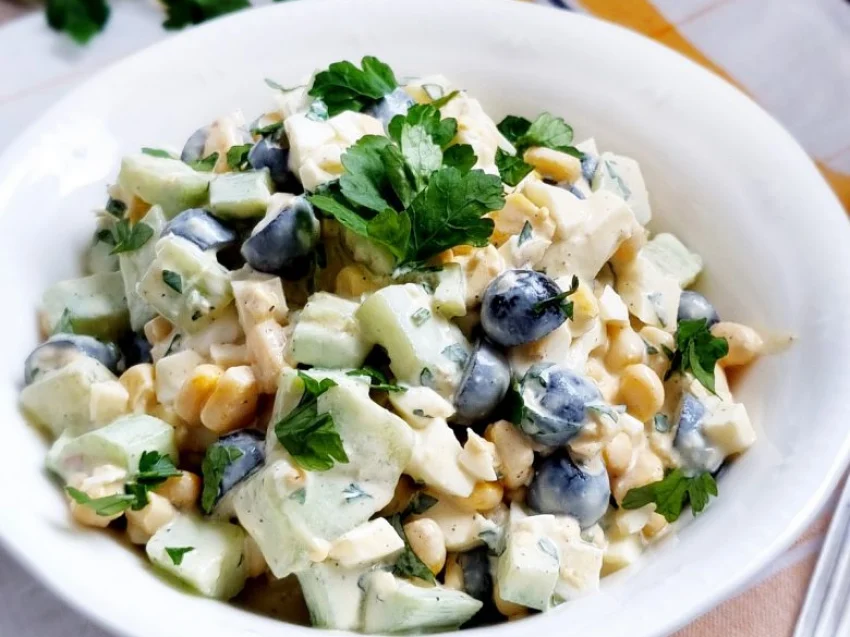 Sałatka z jajkiem i ogórkiem zielonym Sałatka z jajkiem i ogórkiem zielonym