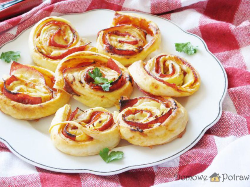 Ślimaczki z ciasta francuskiego z salami i serem Ślimaczki z ciasta francuskiego z salami i serem