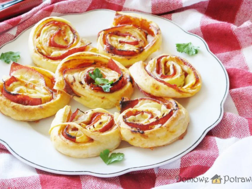 Ślimaczki z ciasta francuskiego z salami i serem Ślimaczki z ciasta francuskiego z salami i serem