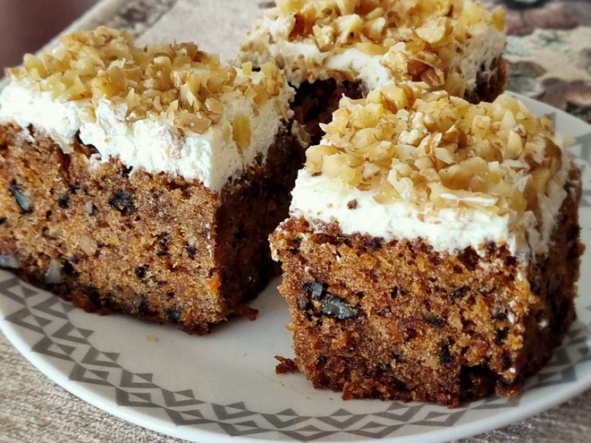 Wilgotne ciasto marchewkowe z orzechami Wilgotne ciasto marchewkowe z orzechami