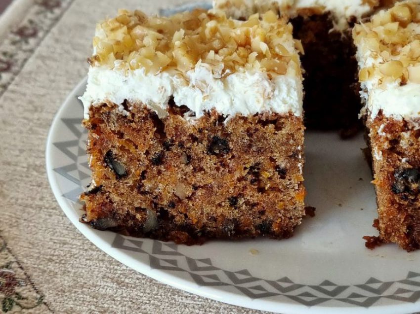 Wilgotne ciasto marchewkowe z orzechami Wilgotne ciasto marchewkowe z orzechami