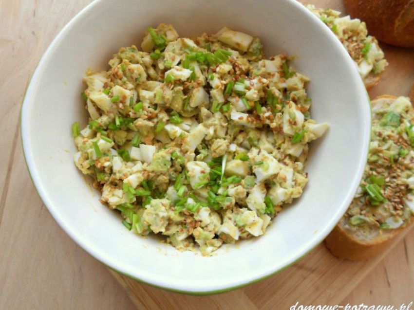 Pasta z jajek i awokado z prażonym sezamem Pasta z jajek i awokado z prażonym sezamem