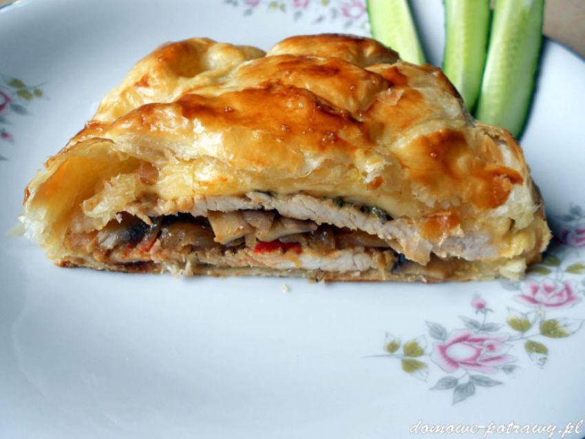 Kurczak w cieście francuskim z warzywami Kurczak w cieście francuskim z warzywami