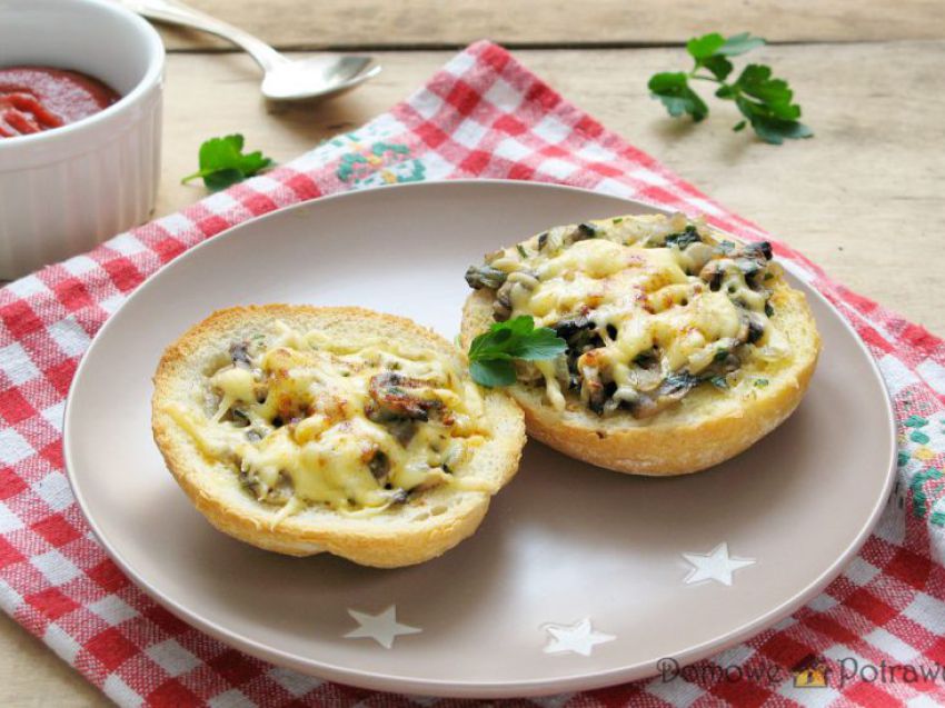 Bułki zapiekane z pieczarkami i serem Bułki zapiekane z pieczarkami i serem