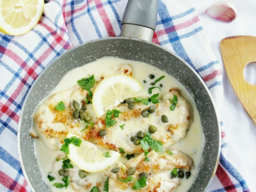 Kurczak piccata - z kaparami w sosie śmietanowym Kurczak piccata - z kaparami w sosie śmietanowym