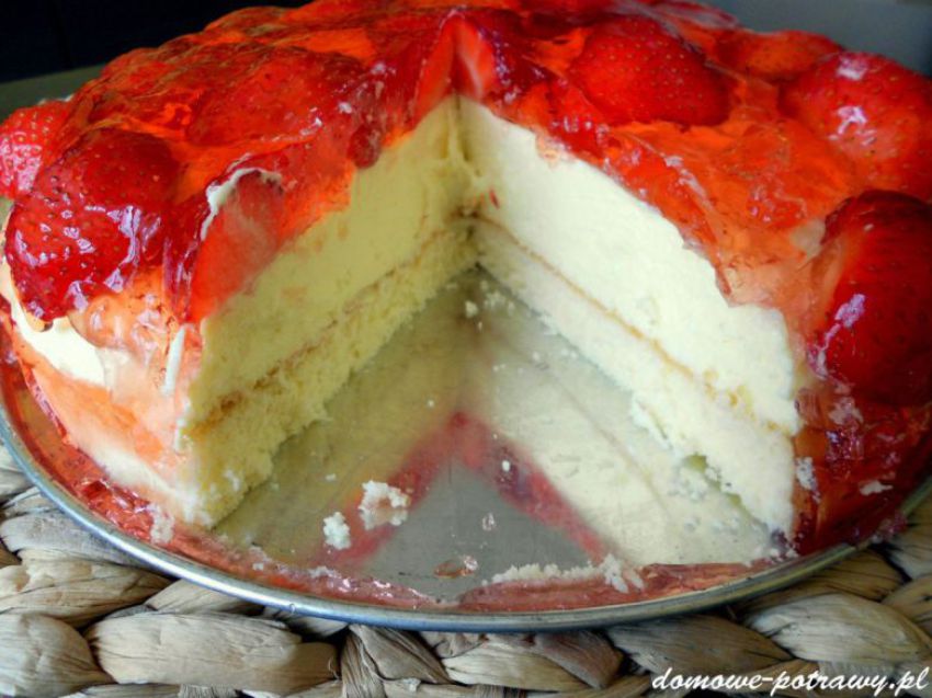 Biszkopt z kremem budyniowym i truskawkami Biszkopt z kremem budyniowym i truskawkami