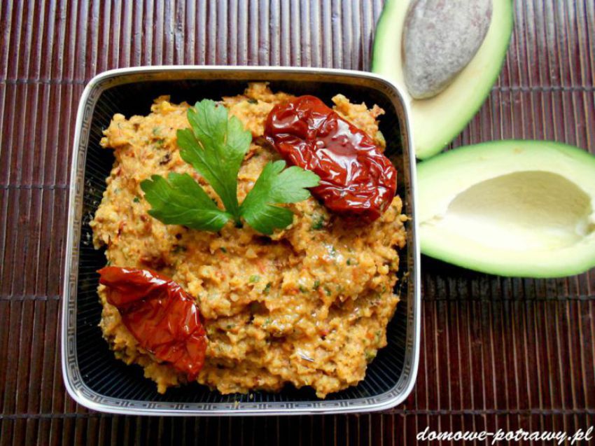 Pasta z kaszy jaglanej, awokado i suszonych pomidorów Pasta z kaszy jaglanej, awokado i suszonych pomidorów