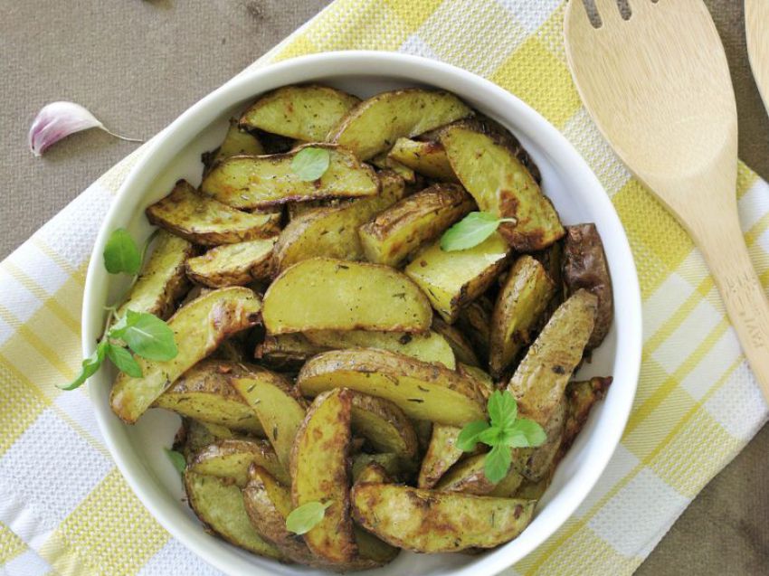 Ziemniaki pieczone z czosnkiem i ziołami Ziemniaki pieczone z czosnkiem i ziołami