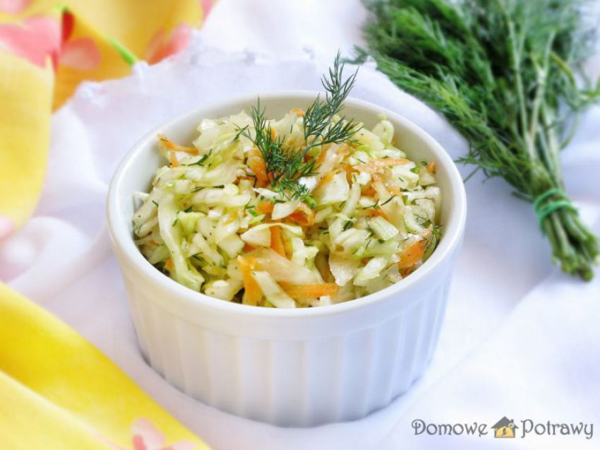 Surówka z młodej kapusty Surówka z młodej kapusty