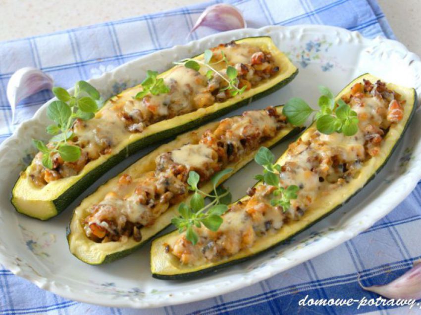 Cukinia faszerowana kurczakiem i pieczarkami Cukinia faszerowana kurczakiem i pieczarkami