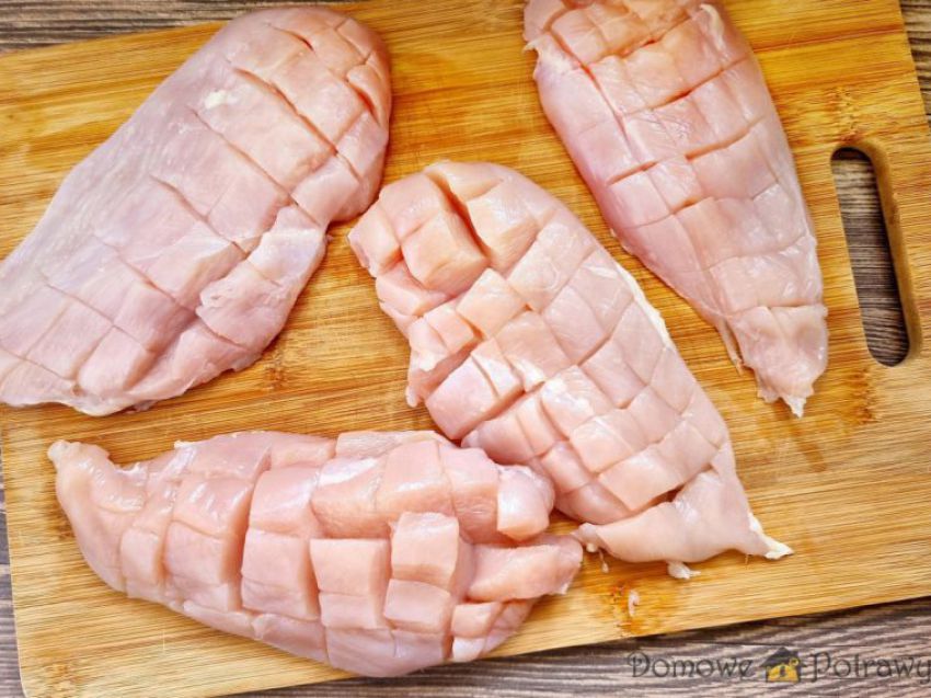 Pierś z kurczaka w sosie śmietanowym z pieczarkami Pierś z kurczaka w sosie śmietanowym z pieczarkami