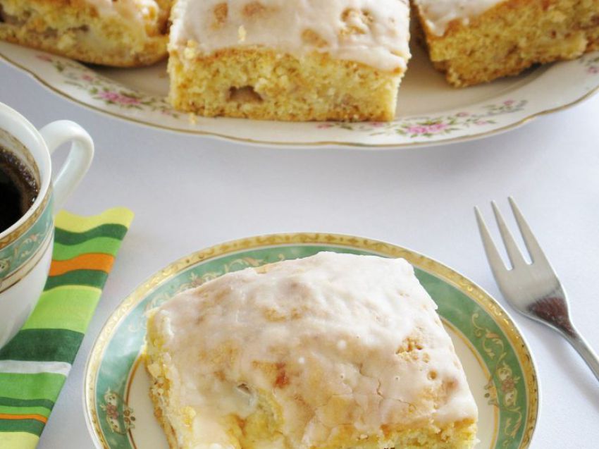 Szarlotka z połówkami jabłek Szarlotka z połówkami jabłek