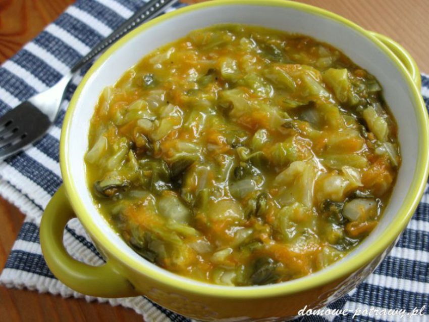 Młoda kapusta duszona z marchewką Młoda kapusta duszona z marchewką