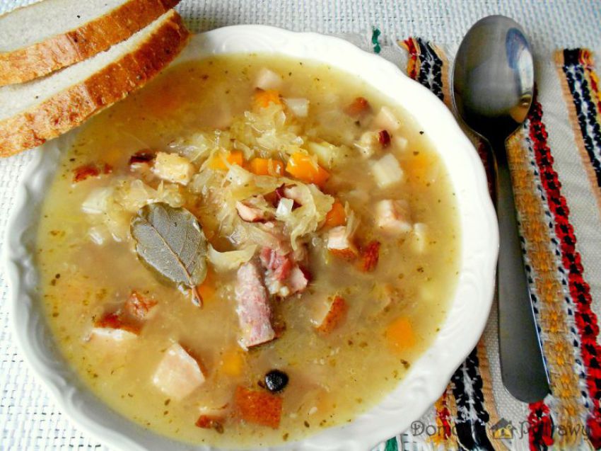 Kwaśnica góralska na wędzonych żeberkach Kwaśnica góralska na wędzonych żeberkach