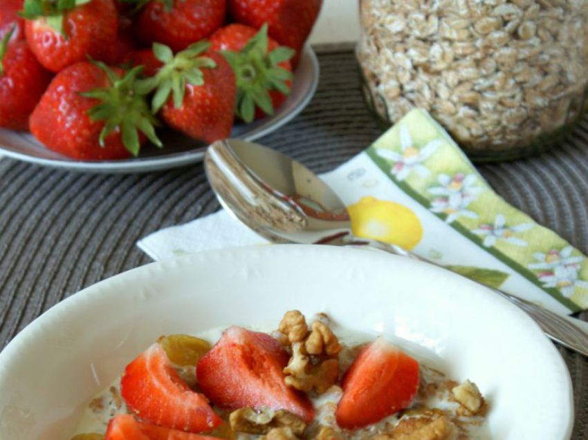 Płatki orkiszowe z truskawkami i orzechami Płatki orkiszowe z truskawkami i orzechami
