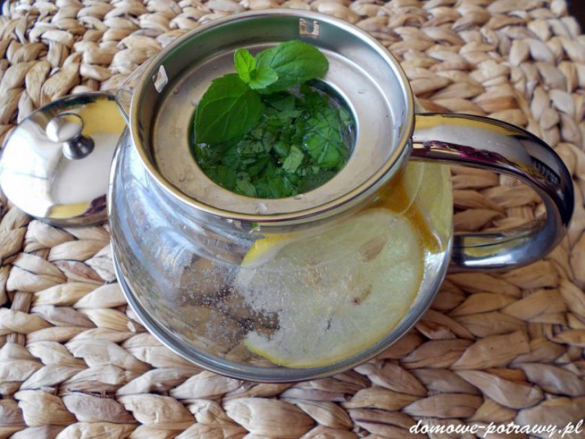 Orzeźwiający napój cytrynowo-miętowy Orzeźwiający napój cytrynowo-miętowy