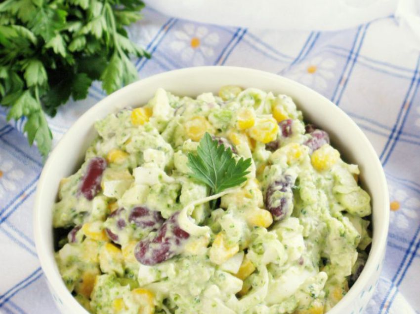 Sałatka brokułowa z jajkiem Sałatka brokułowa z jajkiem