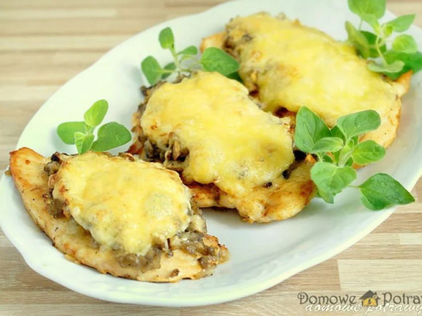 Pierś z kurczaka zapiekana z pieczarkami i serem Pierś z kurczaka zapiekana z pieczarkami i serem